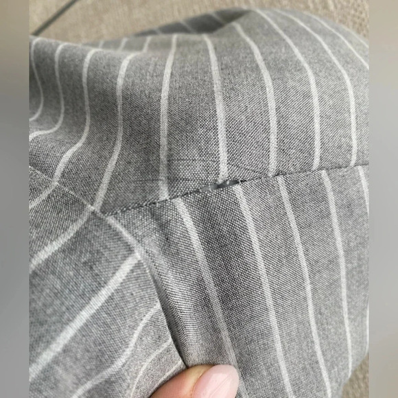 Isabelle Quinn Blazer Women’s 4 Gray Pinstriped Jacket - Picture 5 of 7